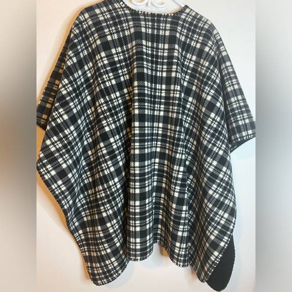 Warm checkered pancho. - Picture 5 of 5